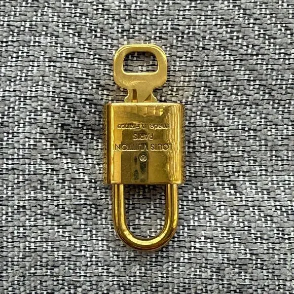 LOUIS VUITTON Lock & Key 337 Brass Working Condition - Picture 3 of 4